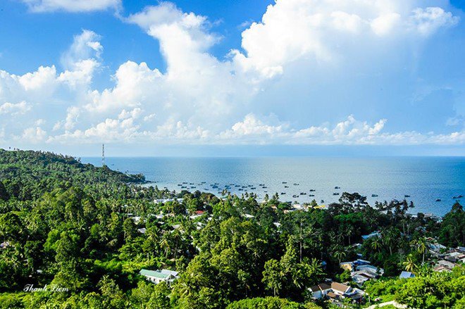 Đảo có hơn 2.012 hộ dân, sống chủ yếu bằng nghề đánh bắt hải sản, đóng tàu, chế biến tôm, cá, mực khô… Đảo có hơn 2.012 hộ dân, sống chủ yếu bằng nghề đánh bắt hải sản, đóng tàu, chế biến tôm, cá, mực khô…